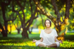 九游体验-詹姆斯首秀惊艳，新规则下独造三球，曼联观众沸腾！